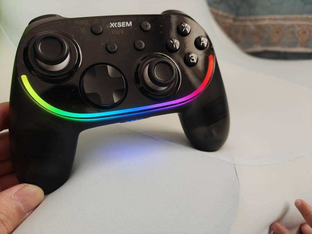 西圣GC1游戏手柄体验分享，有灯光有体感，玩起来还不错