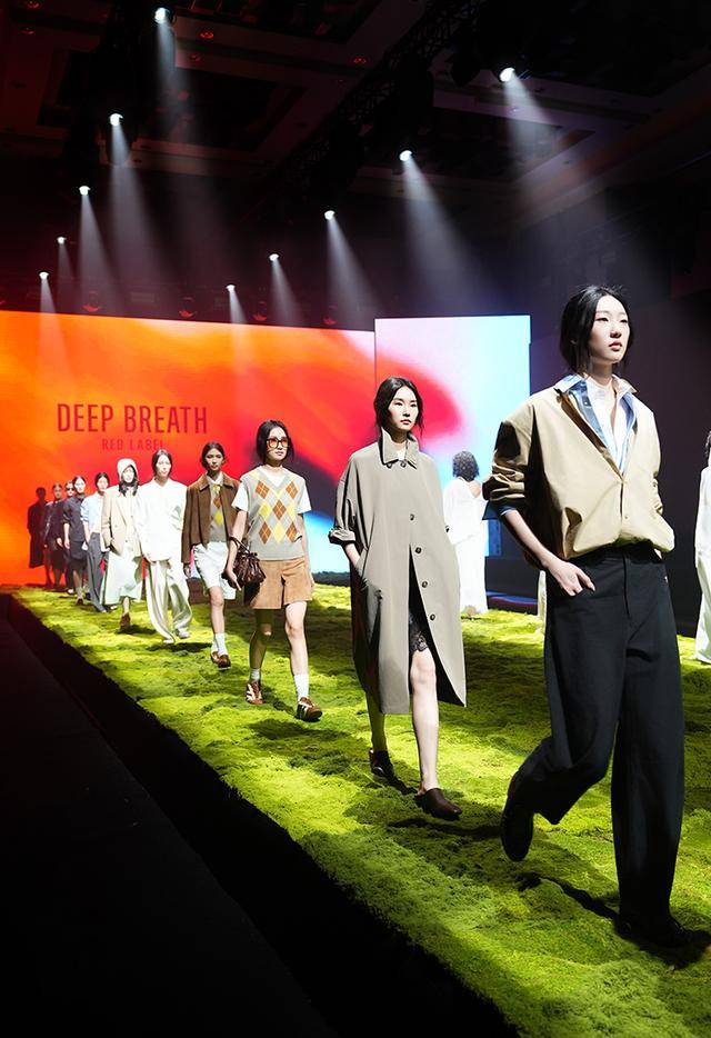 年销数十亿的黑马女装深呼吸若何借“焕新”赢下市集与商场?