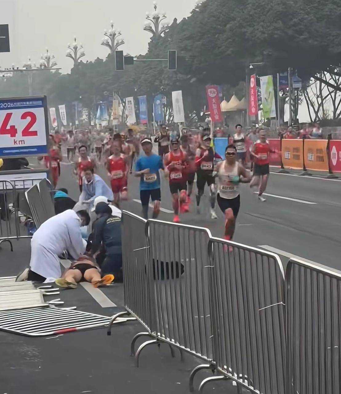 重庆马拉松疑有参赛者去世引发关注，资深跑者：“破三”后倒地不常见