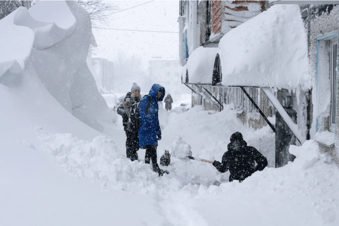 俄罗斯暴雪堆出9层楼高的雪坡？中国留学生回应：假的，视频为AI生成