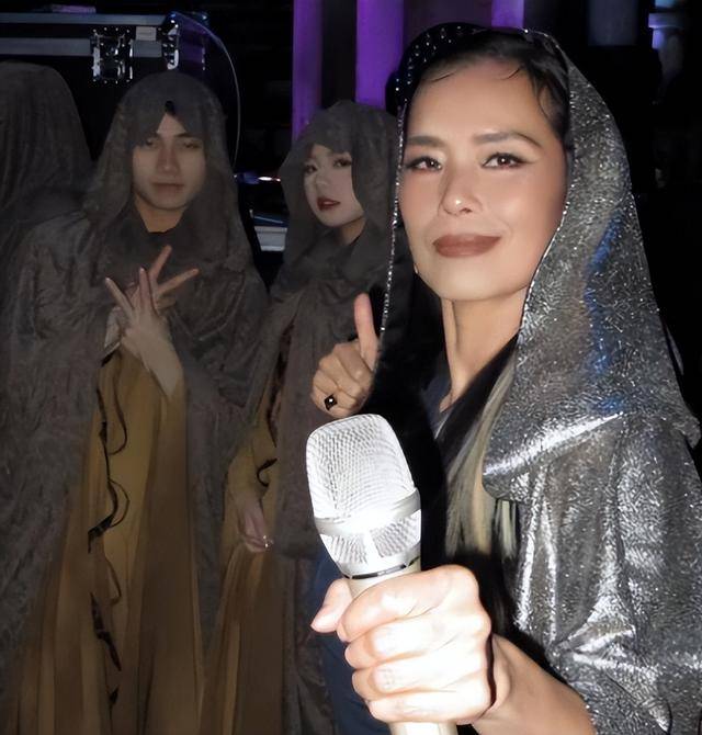 脊柱断裂、前夫已死，63岁韦唯近况曝光，早已走上一条上坡路