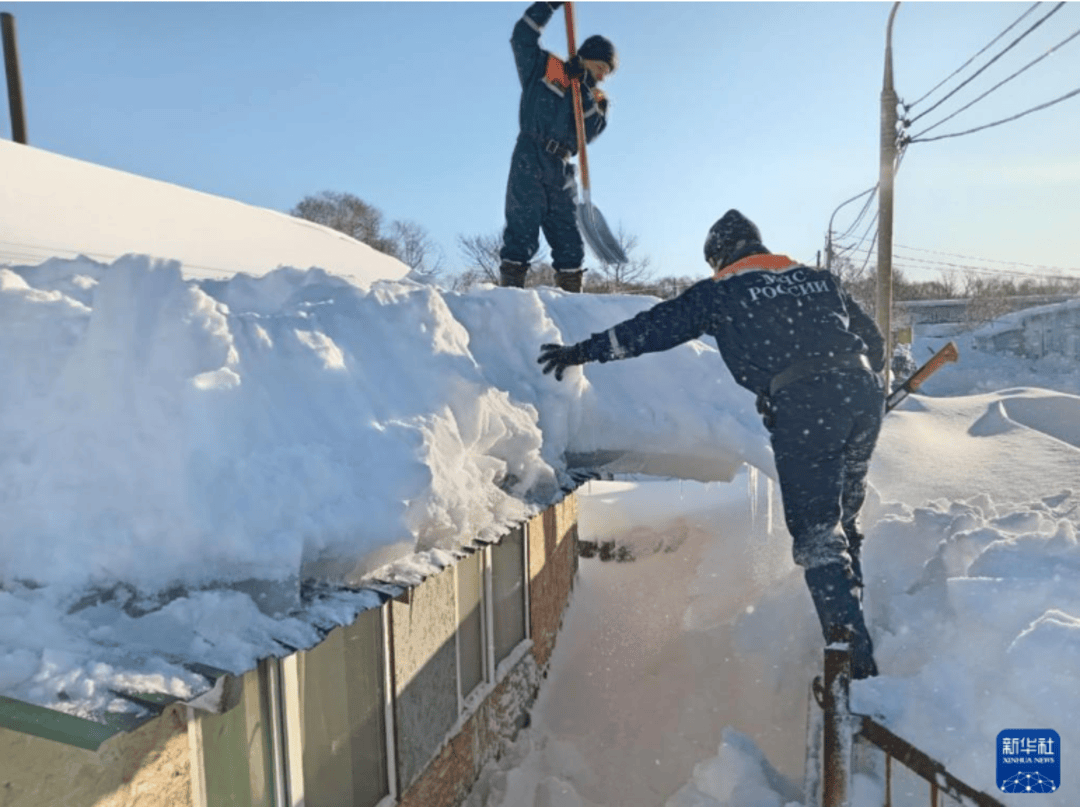 俄罗斯暴雪堆出9层楼高的雪坡？中国留学生回应：假的，视频为AI生成