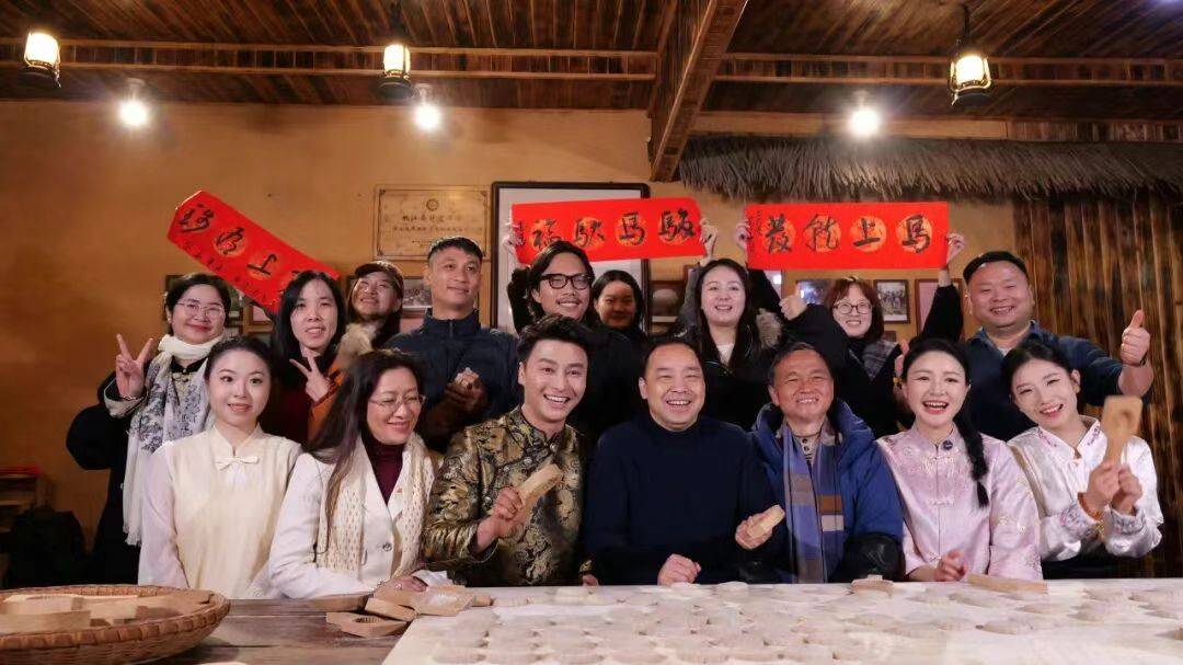 越南艺术家来桃江唱民歌，他说：桃江的竹海很美！