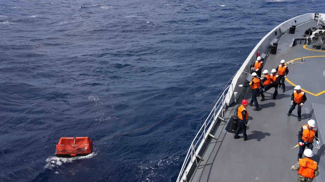 现场画面公开！南部战区海军紧急救援外籍货轮