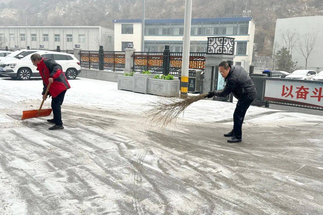 山焦西山官地矿:高效开展清雪除冰行动 筑牢矿区安全保障防线_设备_生产_作业