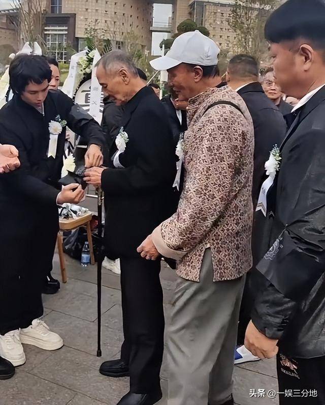 梁小龙追悼仪式，第一个到场的明星出现，家属最后心愿恐怕难实现