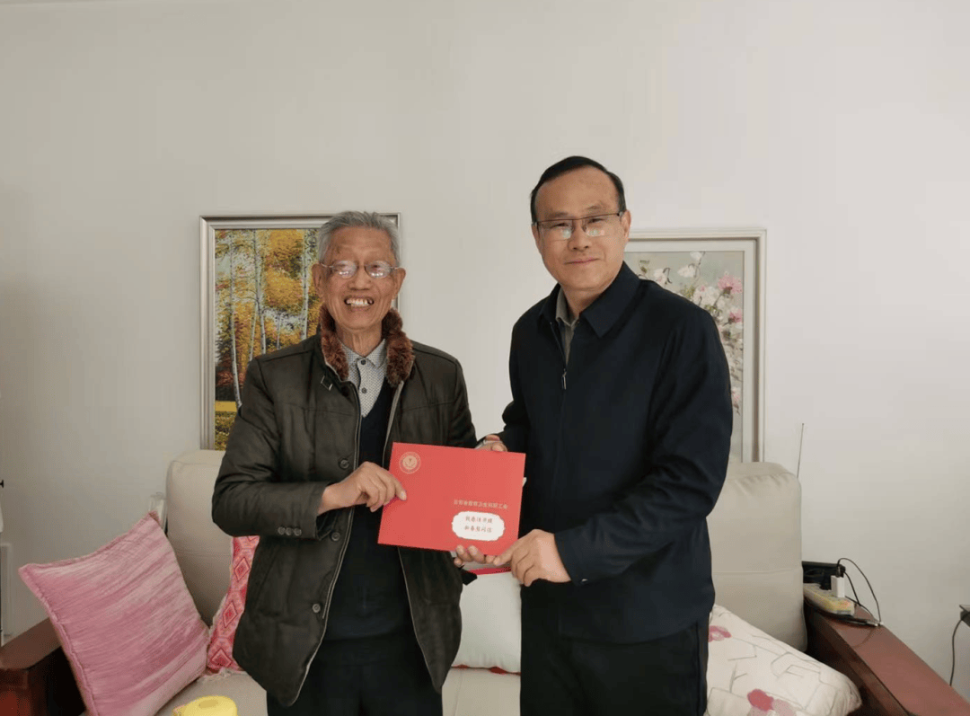 学校开展春节走访慰问离退休老活动