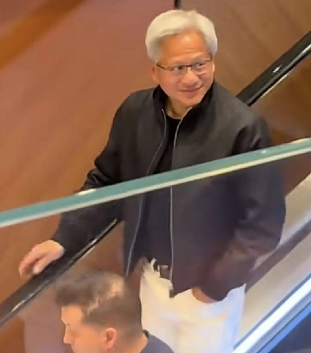 黄仁勋抵达北京，现身北京王府中环吃云南菜；此前在上海陆家嘴逛菜市场