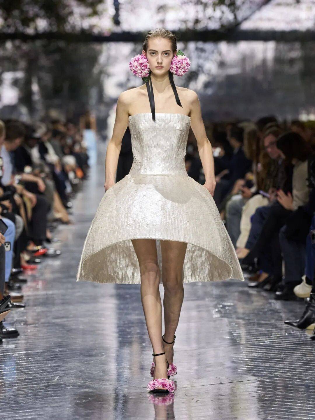 Jonathan_Anderson在DIOR的高级订制首秀，玩出了什么“花样”？