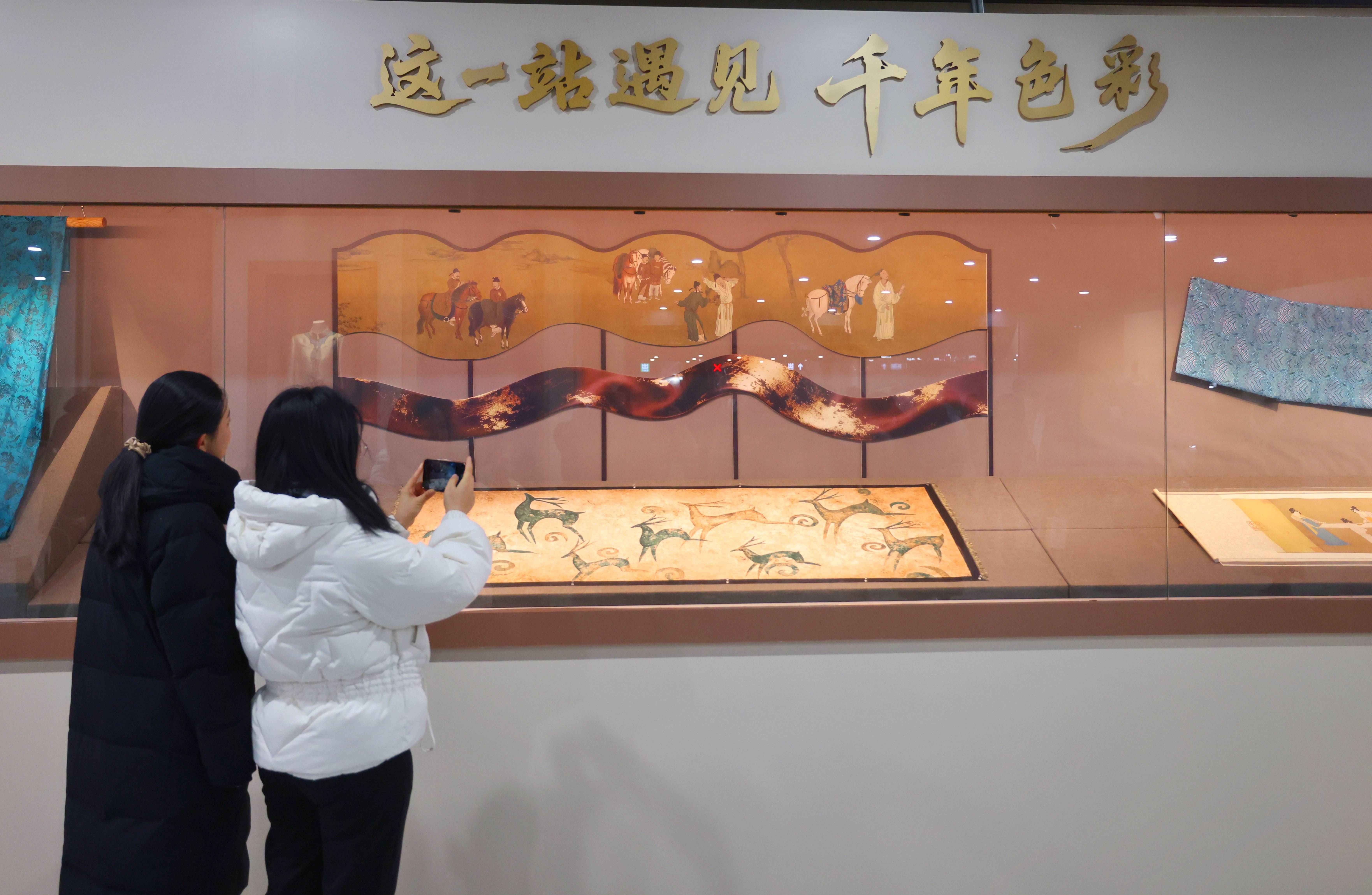 千年色彩点缀通勤路，地铁站内开办艺术展