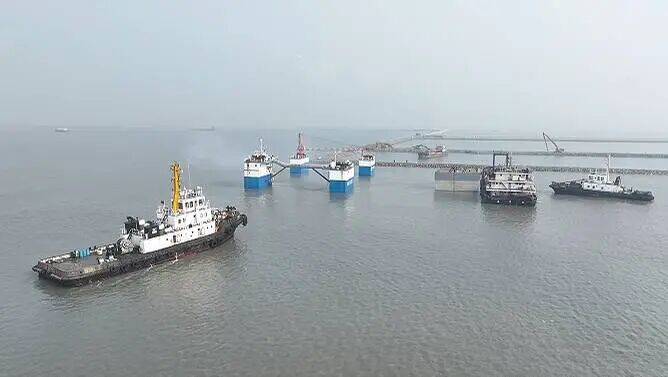 市生态东港及配套基础设施工程项目沉箱出运安装分项工程圆满完成