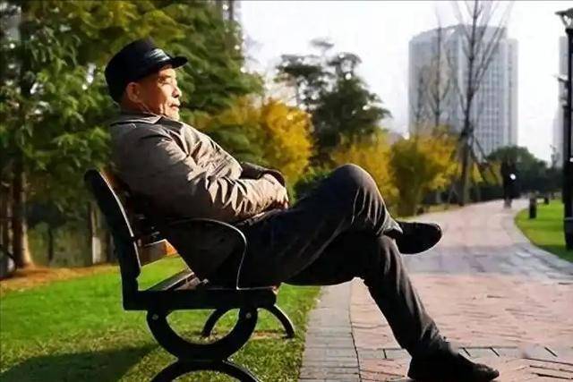 晒太阳补钙错了？骨科医生：老年人要想补钙，这5事比晒太阳关键