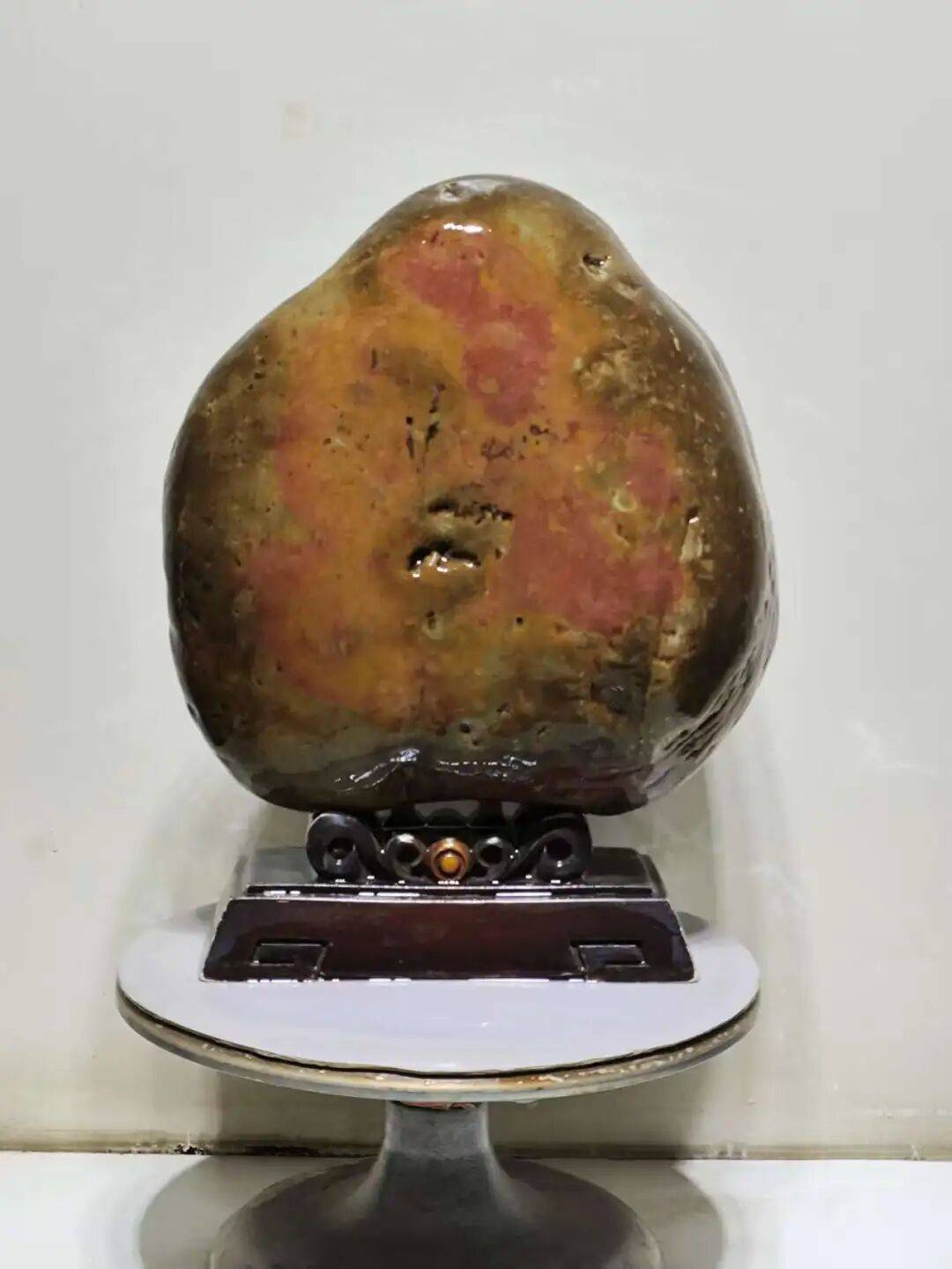 这块石头画面乱啊,不提醒还真看不出主题来,就这样,还卖了10万