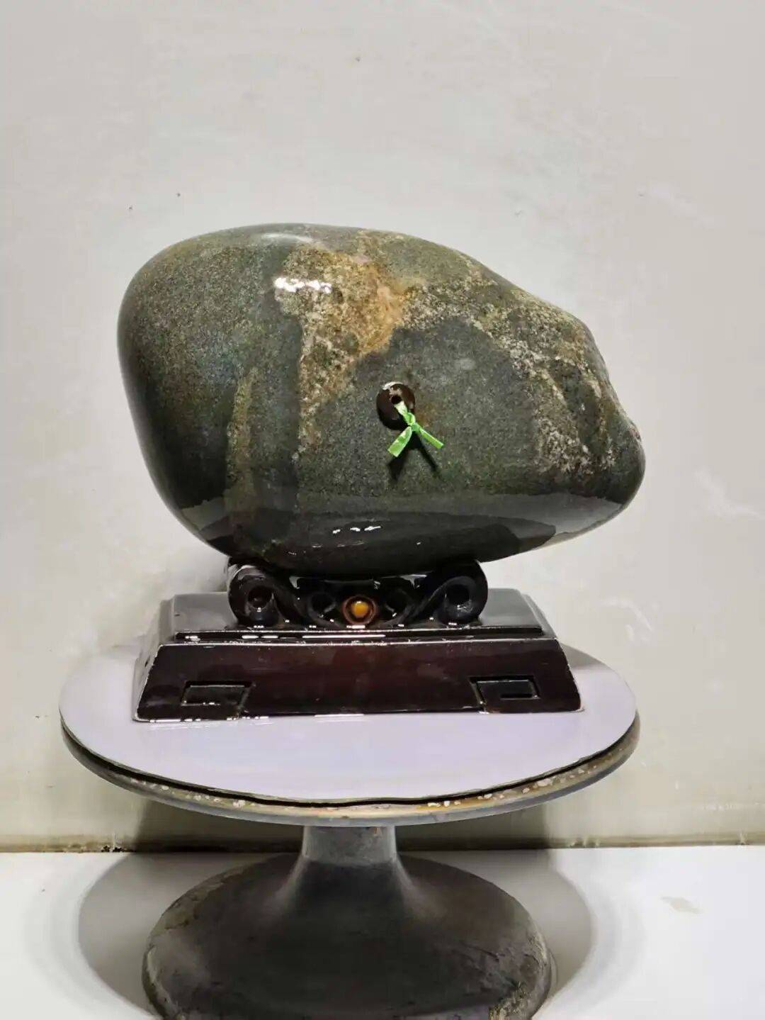 这块石头画面乱啊,不提醒还真看不出主题来,就这样,还卖了10万