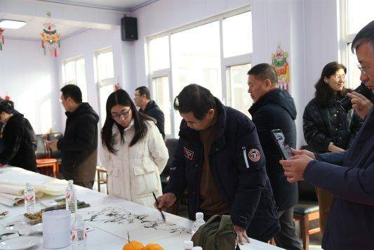 将“指尖技艺”转化为“指尖经济” 潍坊基层文化建设指导员到台头镇三座楼村开展新春送“福”书画艺术活动