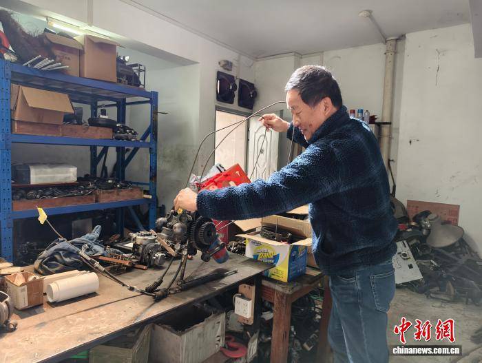 广西手作人废旧站里“淘”宝 将数吨废铁变艺术品