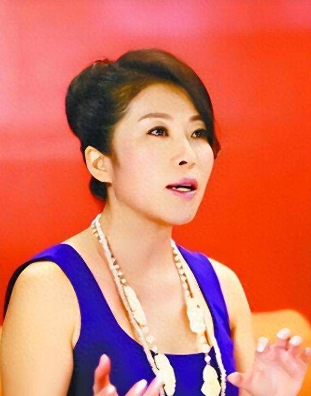 她是体坛冠军一大败类，为捞钱共侍二夫，坑害国民44亿后逃往美国_吴冰_体操_肖文阁