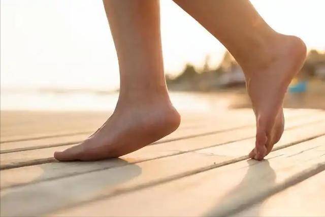 踮脚尖再次成焦点！调查得出：每天练习踮脚的人，或能收获6好处