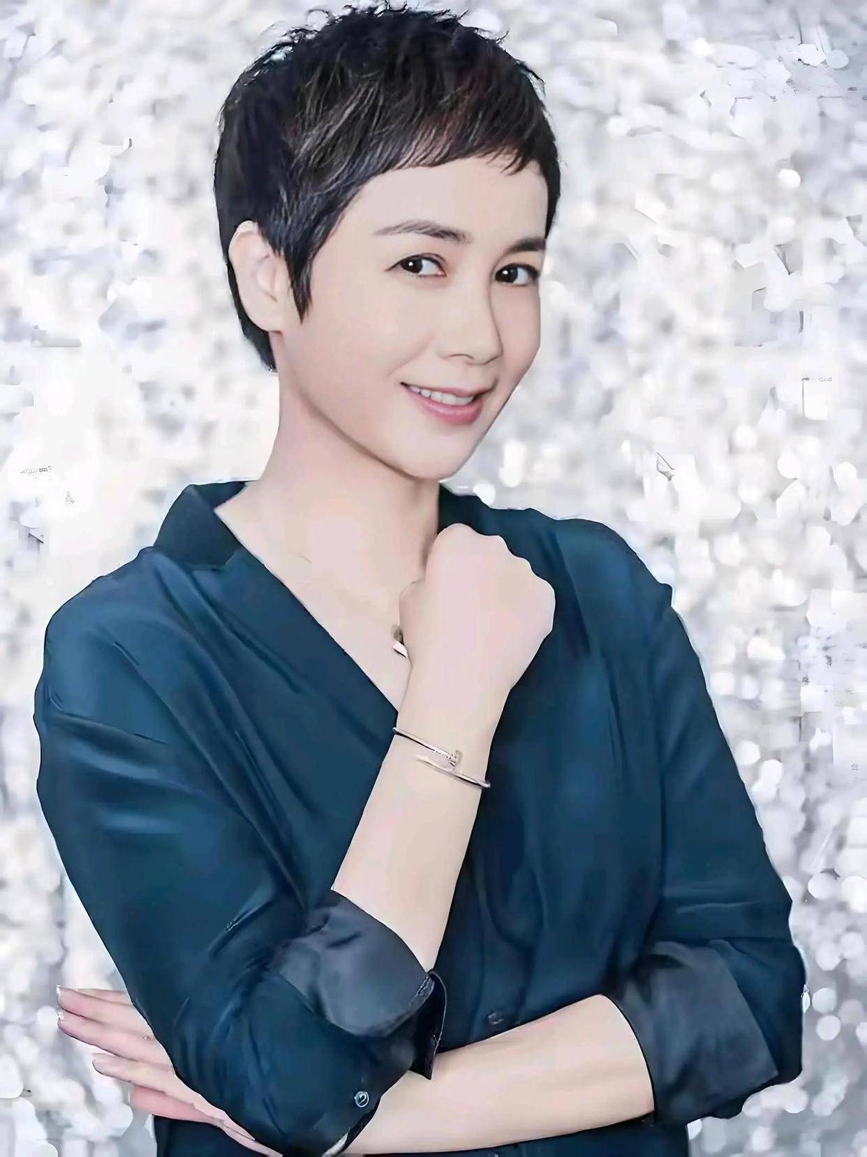 1993年,顾长卫娶了小12岁的女神蒋雯丽,可不到两年,便和张静初闹出绯闻,蒋雯丽赶到剧组后,二话不说,直接给了张静初一巴掌,还把她的戏份给删 ...