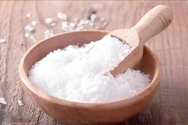 医生强调：高血压患者尽量忌嘴这5物，比盐还伤血管，赶快撤下桌