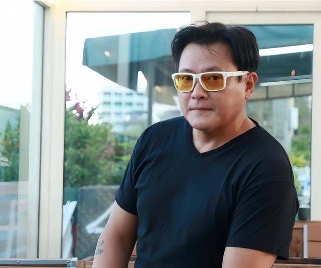 香港知名男星前妻婚内出轨，卖保险年入近500万，一直在整容变脸