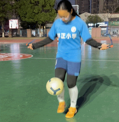 杭州学正世界杯-足球赛事比分体育网小学一对双胞胎姐妹花边跳绳边颠球的视频火了！网友：天花板级别的