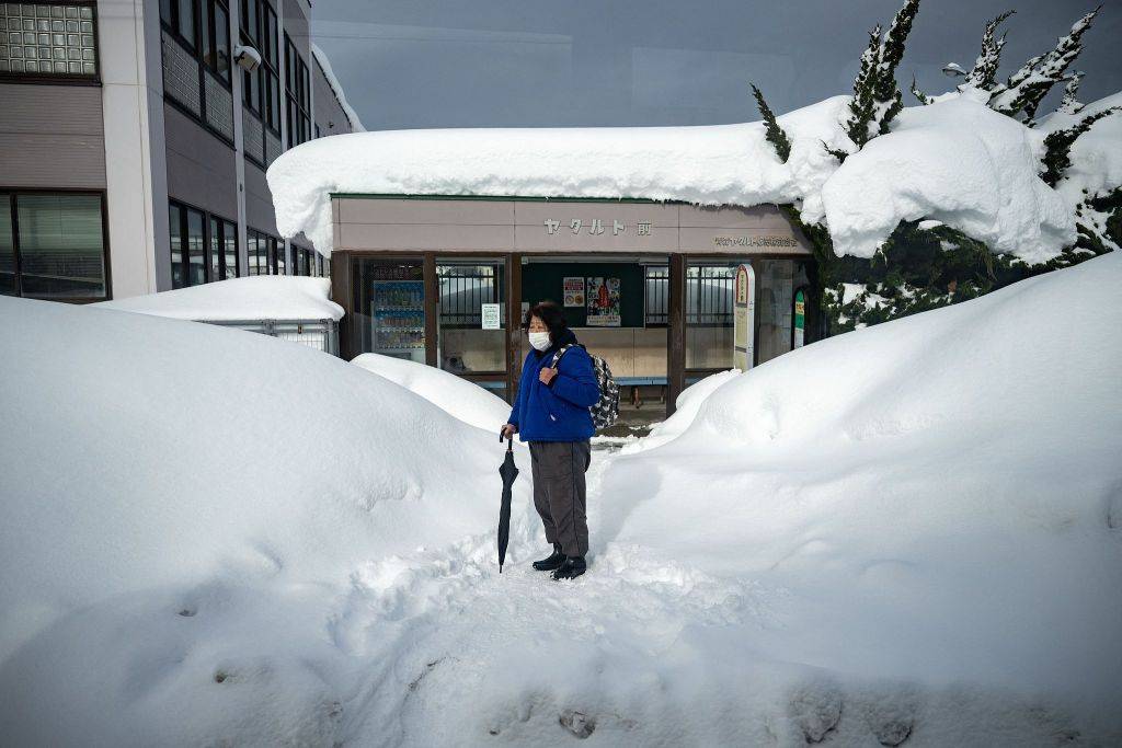 第1现场|日本遭遇强降雪致30人死亡,积雪厚度达255厘米