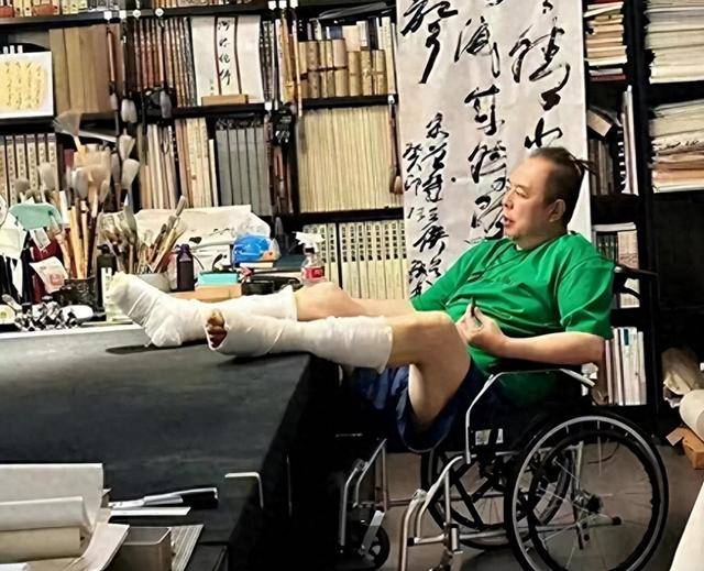 善恶终有报！放弃国籍、贬低中国，68岁瘫在轮椅的张铁林活成笑话_侯俊杰_英国_文化