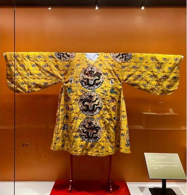 古代皇帝龙袍禁止水洗，穿臭了咋办？揭晓后：贫穷限制了我的想象_袍子_清朝_乾隆