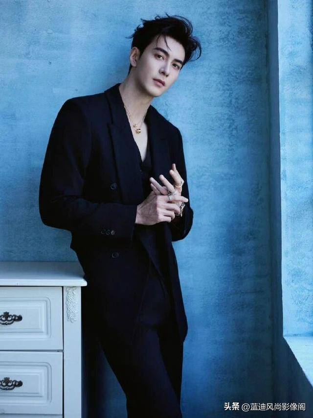 陈星旭 × BVLGARI｜深 V 西装里的清冷绅骨，珠宝缀出克制奢意