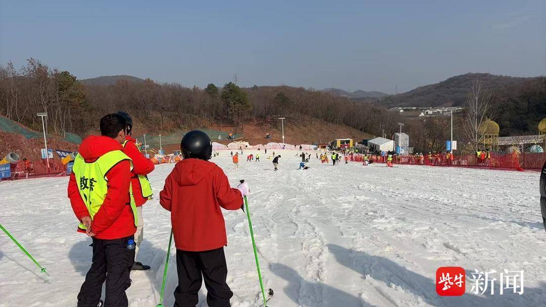 新春走基层句容宝华山滑雪场人气火爆“小土豆”在南方也能滑雪啦