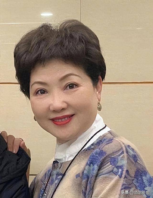 刚拜师时,顾竹君因《石油塔》小有名气,难免有些骄傲,唱完就早早离场