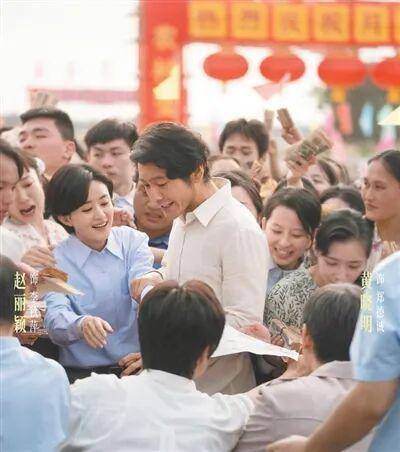 黄晓明人民日报撰文