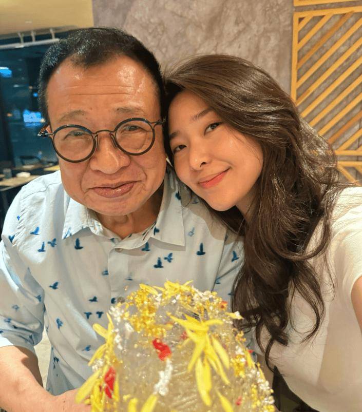 许绍雄逝世100日！女儿分享儿时合照悼念：还是万般不舍