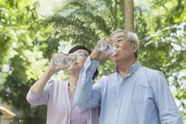 提醒：肾脏开始衰竭的第一信号，喝水后就知道？很多人都没放心上