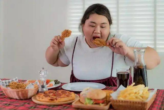 58岁男子突发脑梗去世，告诫：晚上不要做5件事，加大脑梗风险