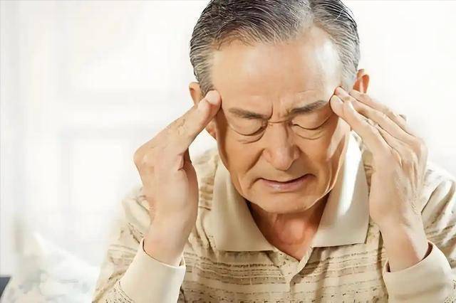 医生劝告：前期脑梗不是头晕，而是频繁出现这6个异常，要注意