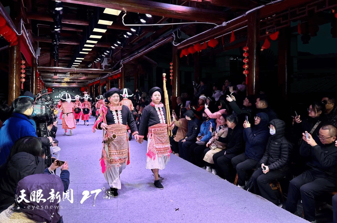 2026世界杯全攻略 - 赛程直播  投注预测  最新资讯向报告·我们这五年 文