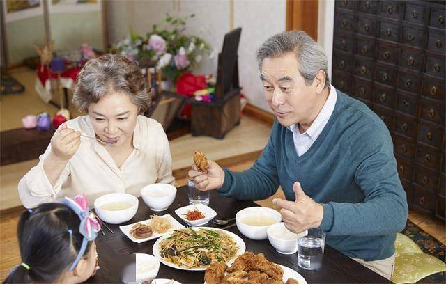 医生调查发现：血压平稳的老人，大多在64岁，就不做这5件事了