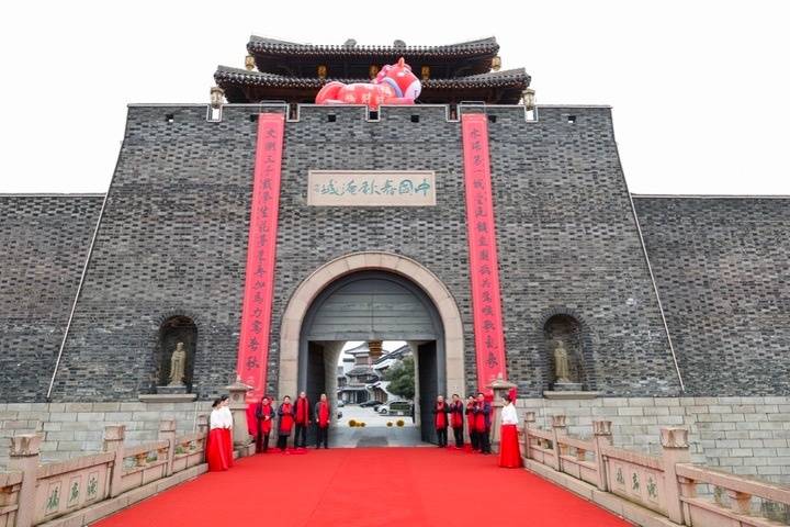 叫扬叔 - 全网最会整活的苏超球迷  足球圈热梗收割机“苏超”球队送福武进文旅集团揭牌！常州城门挂春联精彩纷呈