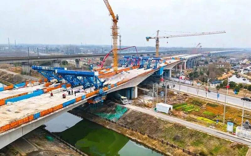 近日,S18宁合高速公路合肥段烔炀河特大桥挂篮悬浇连续梁顺利合龙,为合肥“大外环”南环东段建设按下加速键。烔炀河特大桥位于巢湖市烔炀镇,主桥 ...