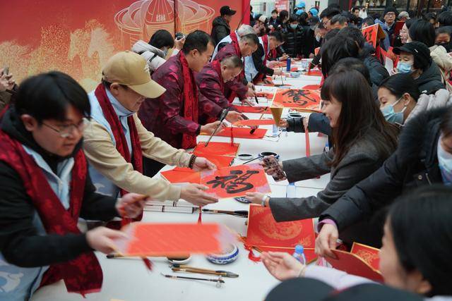 北京南站响起经典京剧选段，还有书法家现场送“福”字