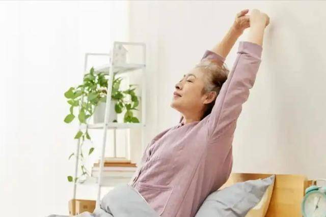 “早睡早起”是错的？医生提醒：过了67岁，睡觉尽量要注意这5点