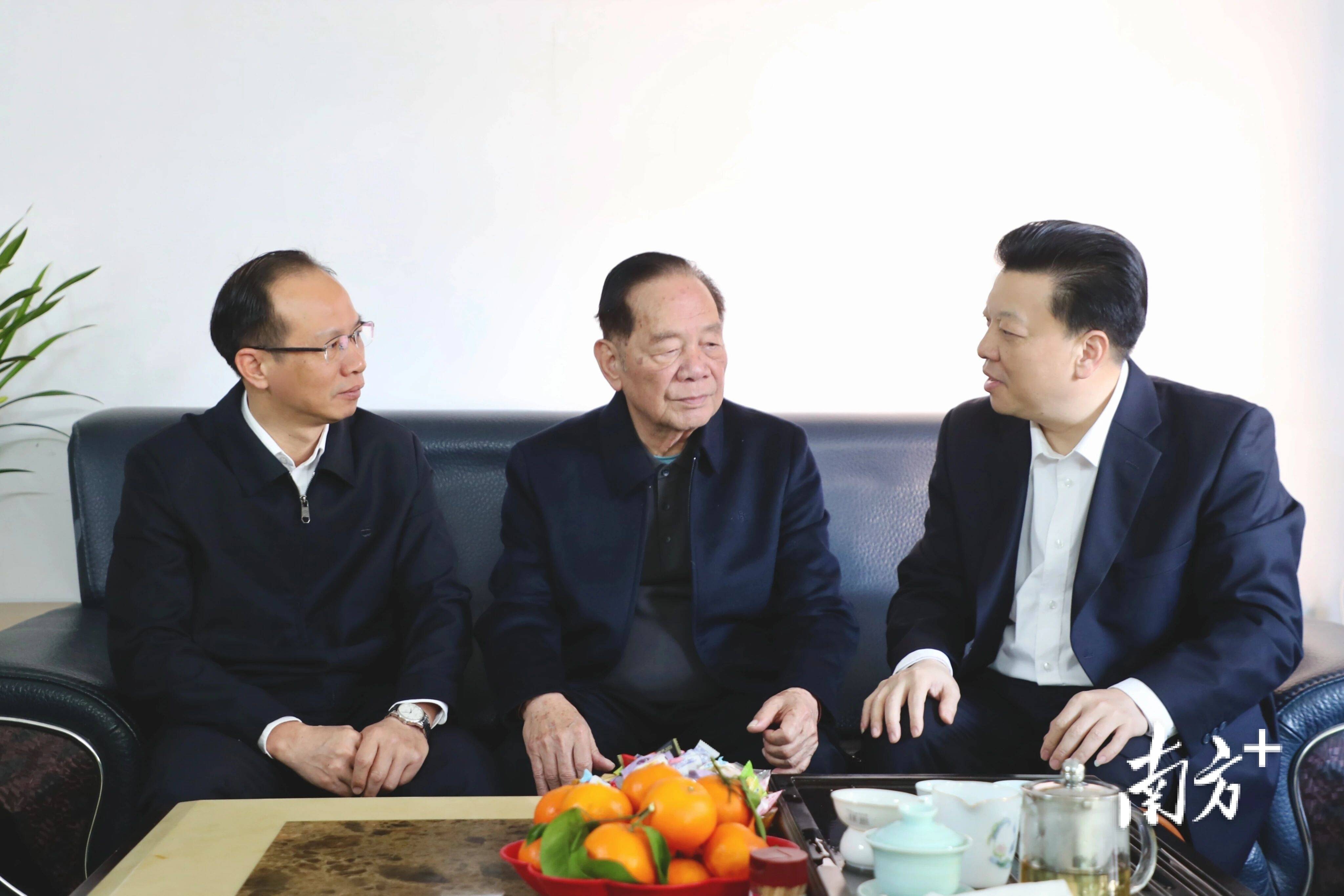 张志锋凌望远看望慰问老同志_丰顺_发展_工作