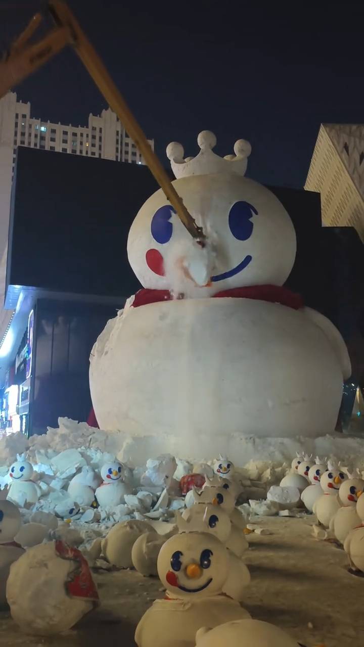 哈尔滨街头18米高“雪王”“鸡王”雪雕被“团灭”，当地最高气温冲破0℃，工作人员：融化可能产生安全风险，已全部拆除