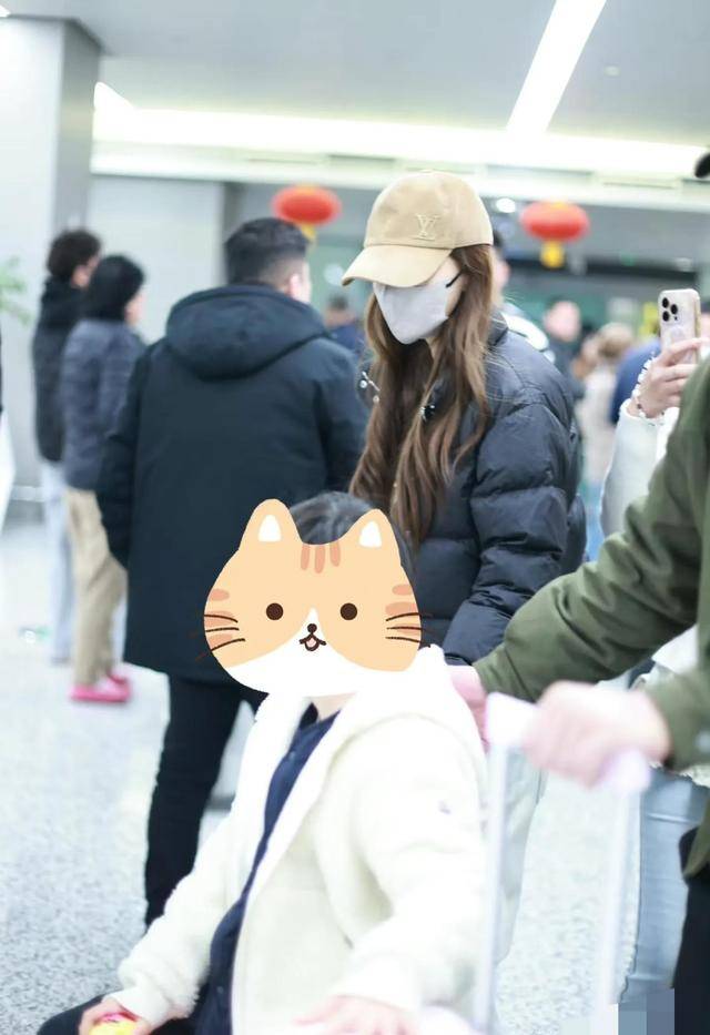 杨颖带小海绵回上海，戴金项链和手链，从头到脚奢侈品价格超15W