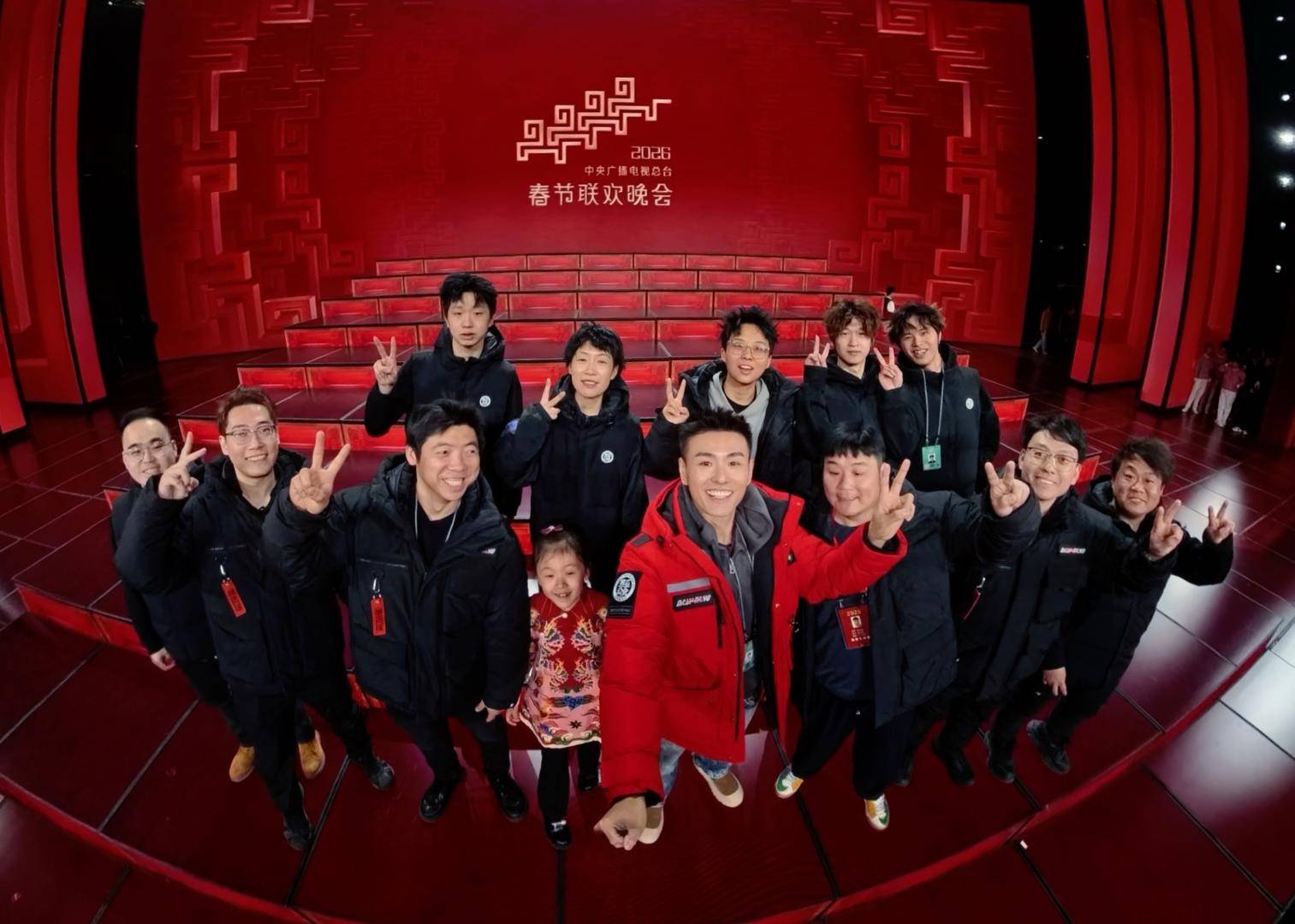 春晚魔术师邓男子回应网友“揭秘”：有人愿意讨论就是意义_表演_观众_舞台
