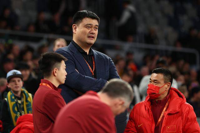 记者：姚明希望你比他厉害，杨瀚森：你这样说我不知道怎么回答