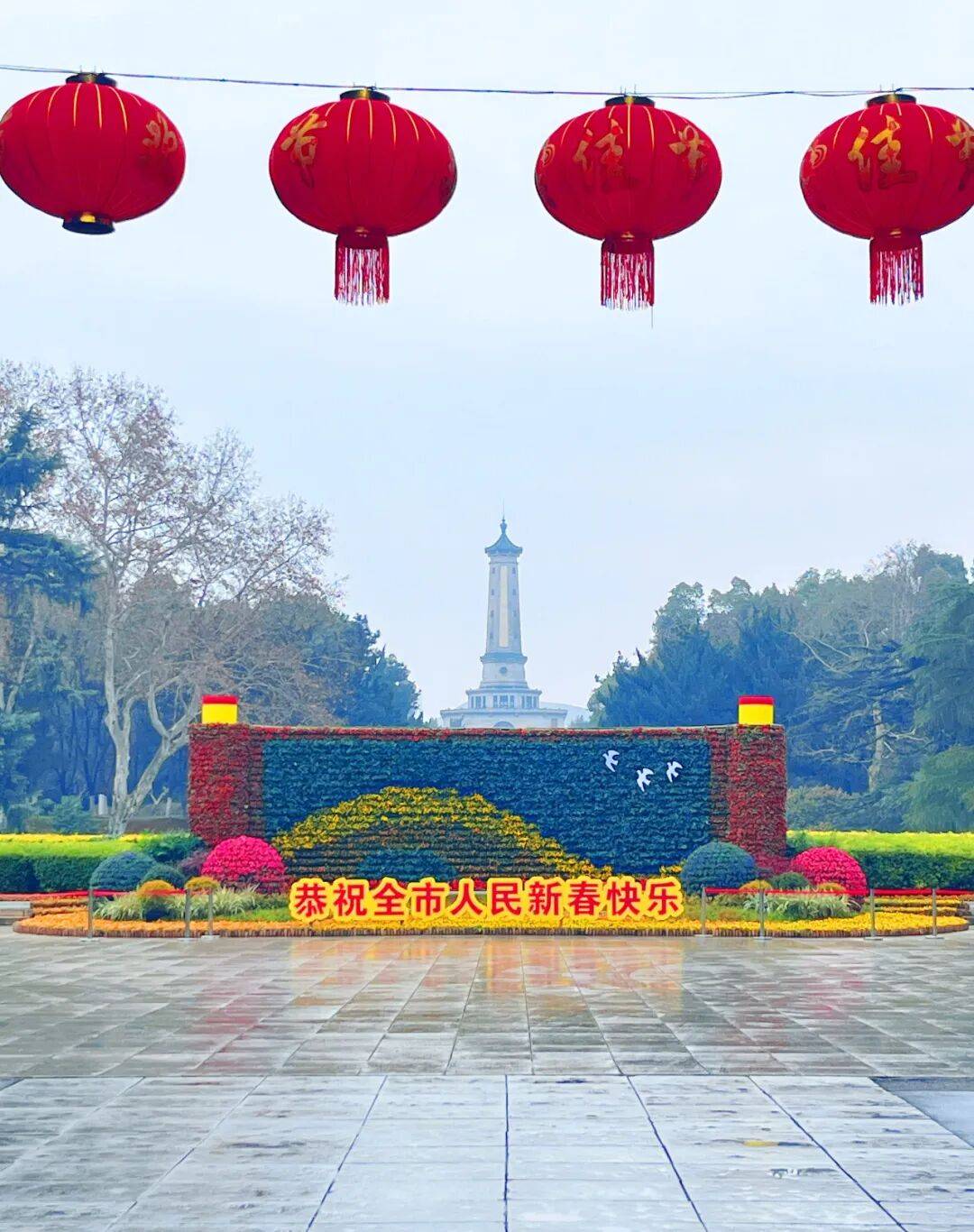 步入长沙迎宾路北端的湖南烈士公园南门主干道上大红灯笼高高挂起