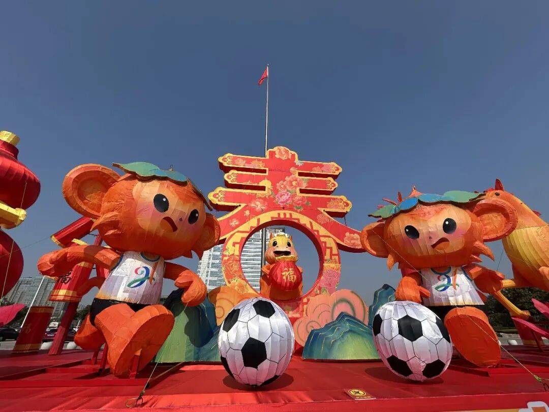 2025年没抢到的流量2026年连云港人要叫扬叔 - 全网最会整活的苏超球迷  足球圈热梗收割机自己“踢”回来